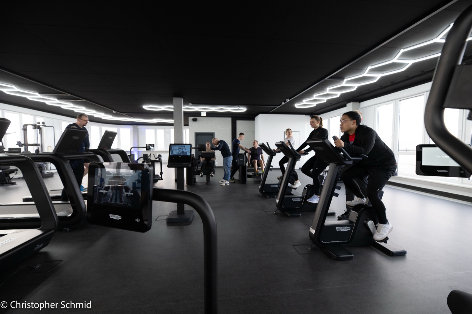 Moderne dunkle Trainingsfläche im 2wei